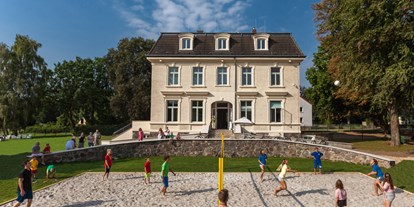 Familienhotel - Kinderbetreuung in Altersgruppen - Mecklenburg-Vorpommern - Schloss Leizen und unser Beachvolleyballplatz. - Germany For Kids Kinderferienhotel Schloss Leizen