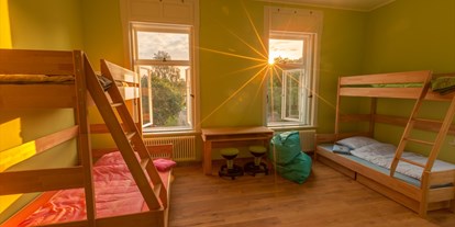 Familienhotel - Garten - Mecklenburg-Vorpommern - Ein typisches Kinderschlafzimmer - Germany For Kids Kinderferienhotel Schloss Leizen