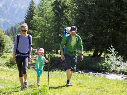 Familienhotel - Garten - Tirol - Familienwanderung - Alpenhotel Kindl