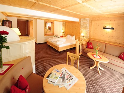 Familienhotel - Schenna - Großes Zimmer mit Doppelbett und Wohnbereich - Alpenhotel Kindl