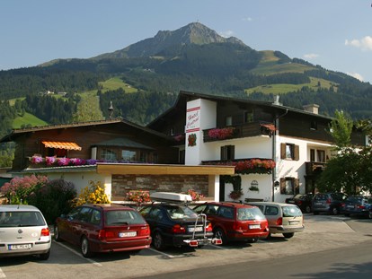 Familienhotel - Garten - Tirol - Familienhotel Central*** im Sommer, das Kitzbüheler Horn im Hintergrund - Familienhotel Central 