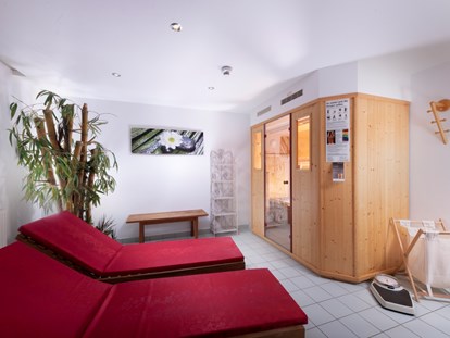 Familienhotel - Garten - Tirol - Gegen Muskelkater - unsere Infrarot-Sauna - Familienhotel Central 