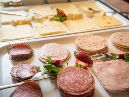 Familienhotel - Garten - Tirol - Frühstücksbüffet mit Wurst und Käse - Familienhotel Central 