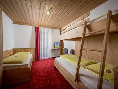 Familienhotel - Kirchdorf in Tirol - Schwanennest - Kinderzimmer - 2 Raum App, 2 Erw. bis zu 3 Kinder - Familienhotel Central 