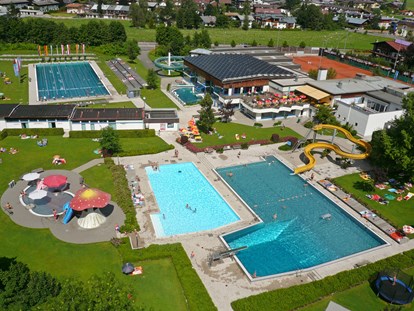 Familienhotel - Garten - Tirol - Panorama Badewelt - keine 200 Meter entfernt - neu mit Kinderparadies und Turborutsche im Innenbereich und freier Eintritt für unsere Gäste! - Familienhotel Central 