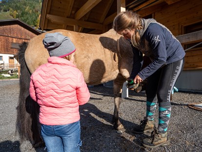 Familienhotel - Babybetreuung - Österreich - Hautnah bei unseren Pferden. - Familienhotel Oberkarteis