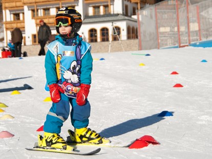 Familienhotel - Pools: Innenpool - Österreich - Skikindergarten direkt vorm Haus - Familienhotel Oberkarteis