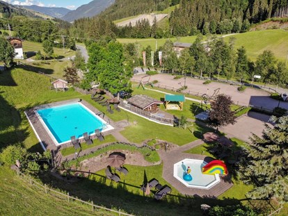 Familienhotel - Ladestation Elektroauto - Österreich - Außenbereich mit Spielplatz, Pool und Kinderbecken - Lengauer Hof