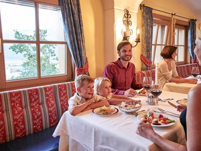 Familienhotel - Babyphone - Salzburg - im Restaurant - Familotel amiamo