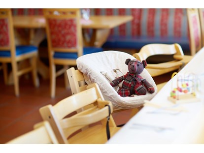 Familienhotel - Ladestation Elektroauto - Österreich - für jedes Kind der richtige Stuhl vorhanden - Familotel amiamo