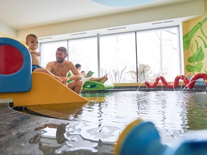 Familienhotel - Pools: Außenpool beheizt - Österreich - beheizter Babypool mit lustiger Spritzschlange und vielen Wasserspielsachen - Familotel amiamo