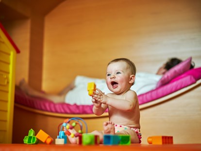 Familienhotel - Babybetreuung - Österreich - Babynarium (Ruheraum für Familien) mit Wasserbette und Softliegen mit Infarotwärmelampe - Familotel amiamo
