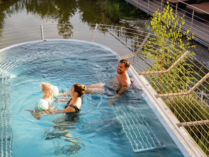 Familienhotel - Pools: Schwimmteich - Österreich - Pool - Dilly - Das Nationalpark Resort