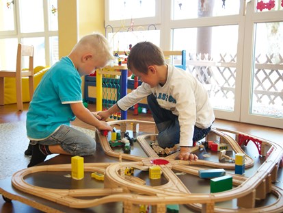Familienhotel - Kinderbetreuung in Altersgruppen - Deutschland - Spielzimmer - Familotel Engel