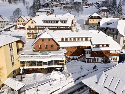 Familienhotel - Skikurs direkt beim Hotel - Schwarzwald - Winter Aussenansicht - Familotel Engel