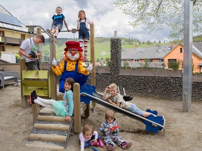 Familienhotel - Kinderbetreuung in Altersgruppen - Deutschland - Spielplatz - Familotel Engel