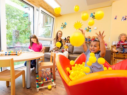 Familienhotel - Kinderbetreuung in Altersgruppen - Deutschland - Babyclub - Familotel Engel
