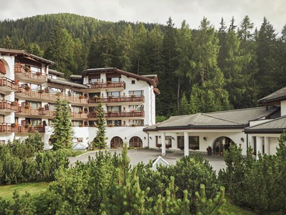 Familienhotel - Suiten mit extra Kinderzimmer - Schweiz - Aussenansicht Winter - Hotel Waldhuus Davos