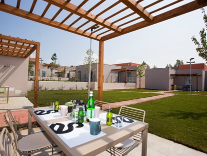 Familienhotel - Umgebungsschwerpunkt: Therme - Italien - Patio mit Blick auf den Garten. Einige Dreizimmer-Appartements befinden sich im ersten Stock und bieten eine Terrasse. - SISAN Family Resort