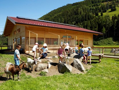Familienhotel - Kinderbetreuung - Österreich - Der Streichelzoo Klaras Arche - Kinderhotel Felben