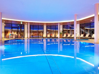 Familienhotel - Pools: Innenpool - Österreich - Das 500 m² Schwimmbad mit 115 m² Wasserfläche mit Kinder und Babybecken - Kinderhotel Felben
