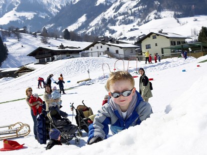 Familienhotel - Pools: Innenpool - Österreich - Im Schnee spielen - Kinderhotel Felben