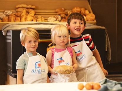 Familienhotel - Verpflegung: All-inclusive - Tirol - Unseren kleinen Bäcker? Lust auf Kekse? - Almhof Family Resort & SPA