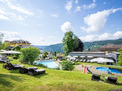 Familienhotel - Pools: Infinity Pool - Kärnten - Beheiztes Felsenfreibad - Familienhotel Post am Millstätter See - family.sport | see.berg