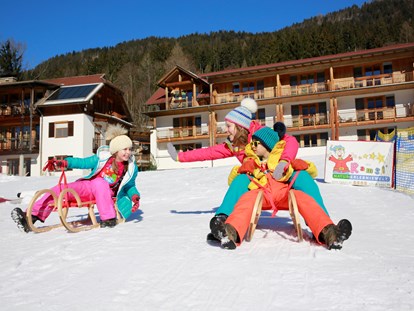 Familienhotel - Skikurs direkt beim Hotel - Kärnten - Beleuchtete Rodelbahn - Familienresort & Kinderhotel Ramsi