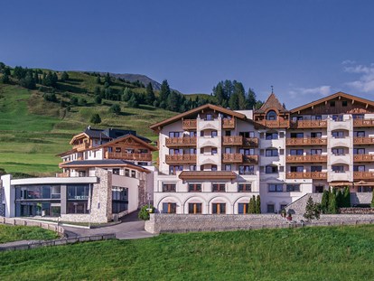 Familienhotel - Wellnessbereich - Tirol - Außenansicht Sommer - Leading Family Hotel Bär*****