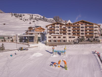 Familienhotel - Ponyreiten - Tirol - Außenansicht Winter - Leading Family Hotel Bär*****