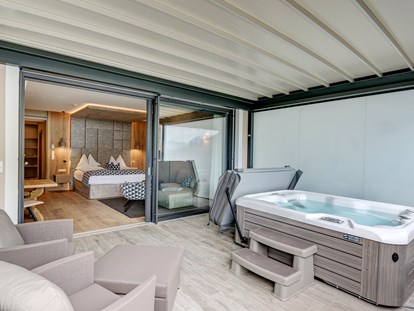Familienhotel - Schwimmkurse im Hotel - Italien - Zimmer mit Whirlpool auf der Terrasse - Quellenhof Luxury Resort Passeier