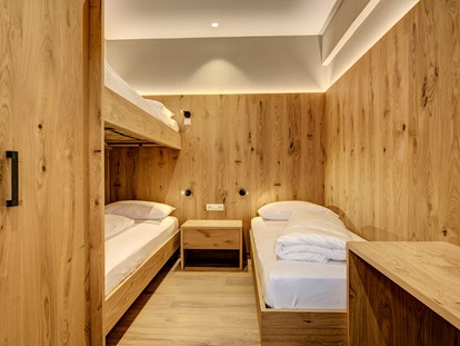 Familienhotel - Sauna - Südtirol - Zimmer mit Stockbett und Einzelbett - Quellenhof Luxury Resort Passeier