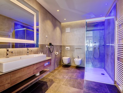 Familienhotel - Schwimmkurse im Hotel - Italien - Baezimmer mit großer Dusche - Quellenhof Luxury Resort Passeier