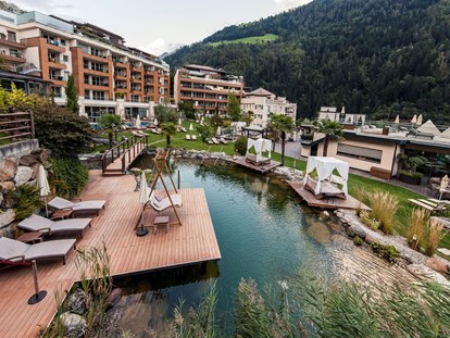 Familienhotel - Pools: Schwimmteich - Italien - Quellenhof Luxury Resort Passeier