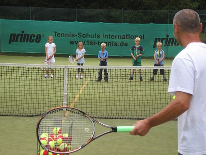 Familienhotel - Schluchsee - Das Hotel verfügt über eine eigene Tennisschule - hier können sich die kleinen einmal bei Trainingsstunden ausprobieren oder an einem der Kinder-Tenniscamps teilnehmen. - Vier Jahreszeiten am Schluchsee