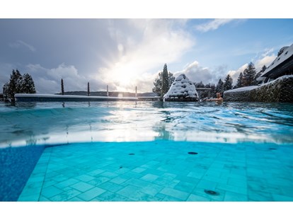 Familienhotel - Kinderbetreuung - Baden-Württemberg - Außenpool im Winter - Vier Jahreszeiten am Schluchsee