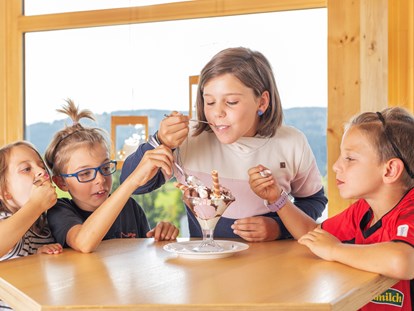 Familienhotel - Teenager-Programm - Schwarzwald - Kinder beim Eis essen im Café - Vier Jahreszeiten am Schluchsee
