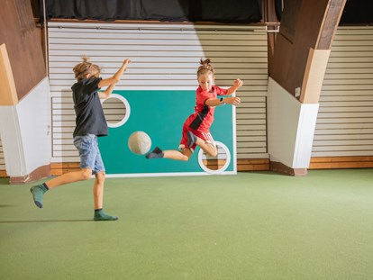 Familienhotel - Garten - Baden-Württemberg - Jungs in der Sporthalle beim Kicken - Vier Jahreszeiten am Schluchsee