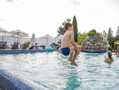 Familienhotel - Kinderwagenverleih - Baden-Württemberg - Kind springt in den Pool - Vier Jahreszeiten am Schluchsee