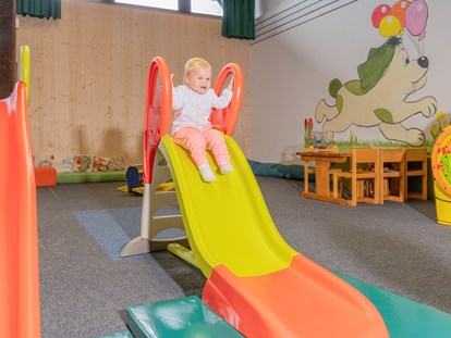 Familienhotel - Kinderwagenverleih - Deutschland - Die Indoor-Spielhalle begeistert groß und klein - Vier Jahreszeiten am Schluchsee