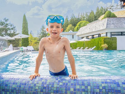 Familienhotel - Garten - Baden-Württemberg - Kind im Pool - Vier Jahreszeiten am Schluchsee