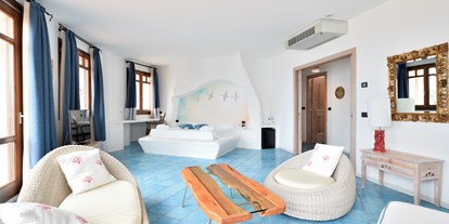 Familienhotel - Umgebungsschwerpunkt: Strand - Italien - Ein Traum am Meer. Befindet sich im 3. und letzten Stock des Hauptgebäudes, ist eine wunderschöne Suite mit Whirlpool mit Blick auf das Meer und ein großer Balkon mit Blick auf die Bucht. Elegantes Schlafzimmer mit Doppelbett und ein großes panoramisches Wohnzimmer Bereich mit einem Boden-Whirlpool , einen großen versenkbaren LCD-TV, ein zweiter Schlafzimmer mit zwei Einzelbetten oder einem Doppelbett, 2 Badezimmern mit Dusche, Safe, Klimaanlage , TV, Mini-Kühlschrank (kann als Minibar auf Anfrage extra gefüllt werden) großer eingerichteter mit spektakulärem Meerblick . Die Belegung ist für max. 4 Personen. - Hotel Resort & Spa Baia Caddinas