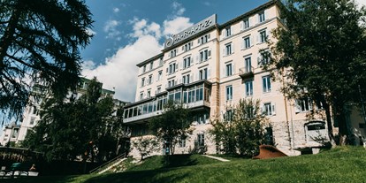 Familienhotel - Suiten mit extra Kinderzimmer - Schweiz - Aussenaussicht Hotel Saratz - Hotel Saratz