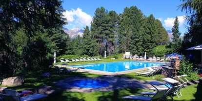 Familienhotel - Reitkurse - Schweiz - Schwimmbad im Hotelpark Saratz - Hotel Saratz
