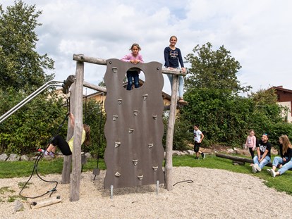 Familienhotel - Kinderbetreuung in Altersgruppen - Deutschland - Spielplatz - Familotel Der Böhmerwald