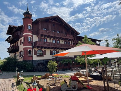 Familienhotel - Kinderwagenverleih - Deutschland - Außenaufnahme Residenz mit Kleinkindspielplatz und Biergarten - Familotel Der Böhmerwald