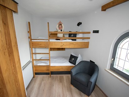 Familienhotel - Kletterwand - Bayern - Kinderzimmer 3 - Raum Suit mit 3 getrennten Räumen - Familotel Der Böhmerwald