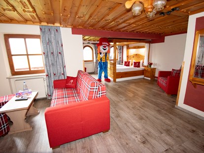 Familienhotel - Kletterwand - Bayern - 1 - Raum Suite mit Doppelbett, Etagenbett und Sofa - Familotel Der Böhmerwald