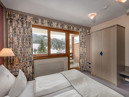 Familienhotel - Wellnessbereich - Kärnten - Elternschlafzimmer in der Familien-Luxussuite "Max & Moritz" - Hotel St. Oswald